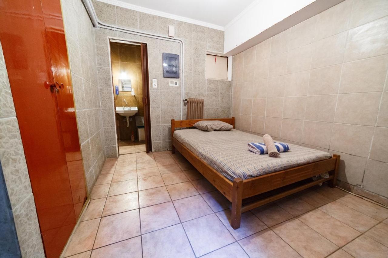 Private Flat For 2 Or 3 With Back Yard Near Exarhia Square And Archaelogical Museum Lägenhet Aten Exteriör bild